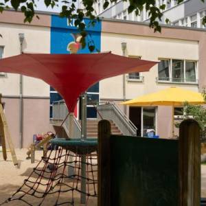 Spielplatz der Kita Zwergtaucher mit zwei neuen Sonnenschirmen